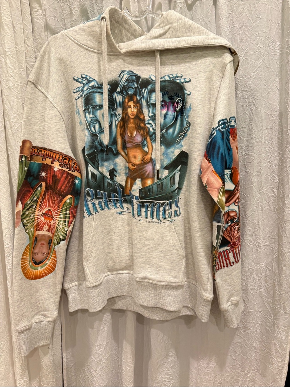 Light Gray Graphic Crewneck Sweatshirt with Multi-Scene Print